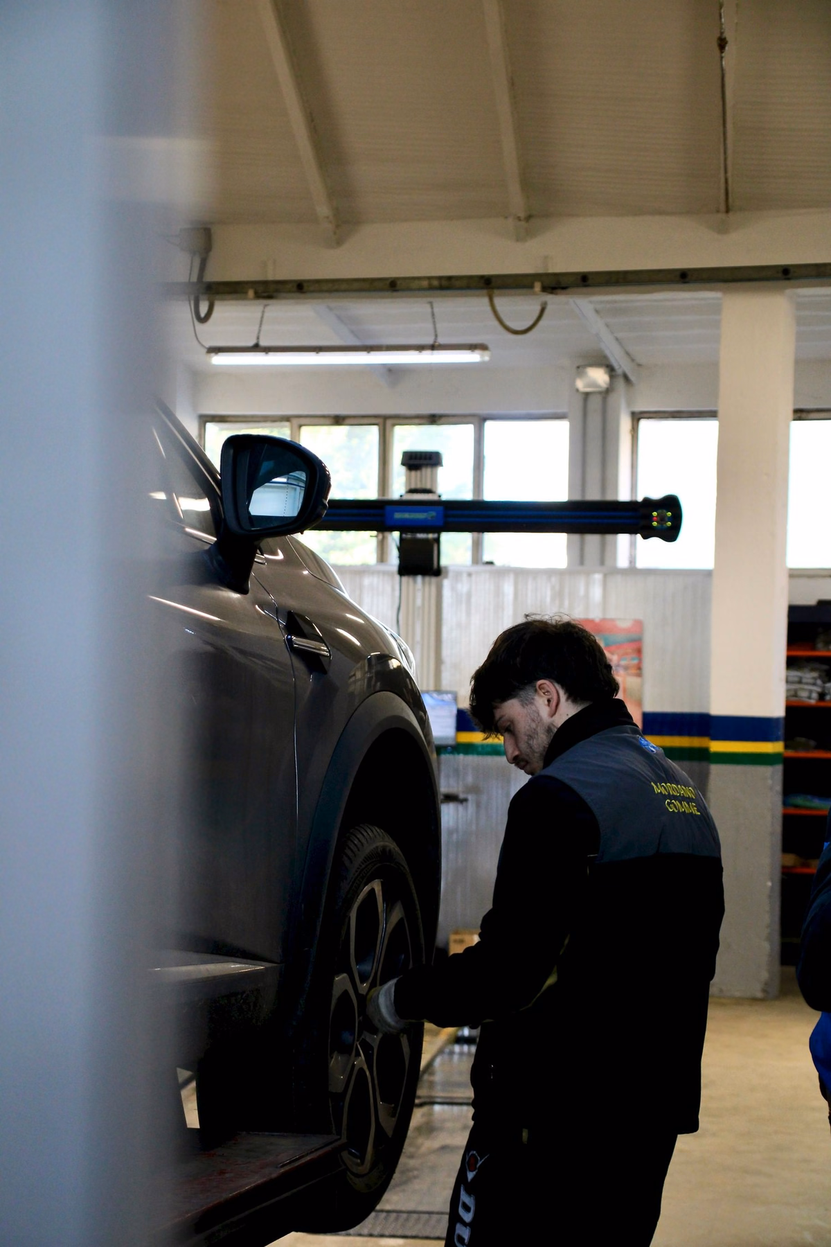 Atelier automobile avec véhicule sur pont